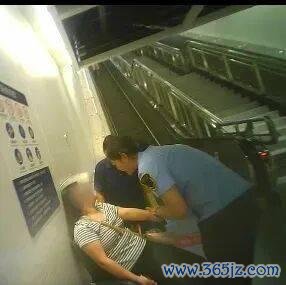 地铁职工拥抱哀泣乘客 眷注一幕获赞大量